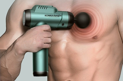 Pistolet de massage percussion en utilisation sur l'épaule
